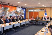 Funcionarios y ejecutivos de la banca evalúan economía de RD