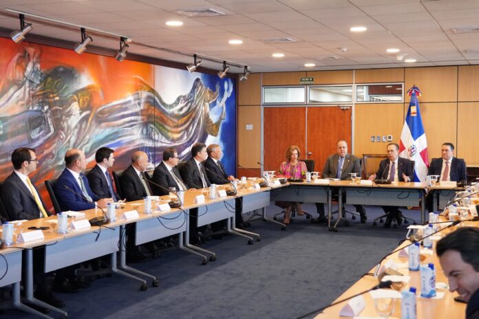 Funcionarios-del-area-economica-y-ejecutivos-de-la-banca-dominicana-durante-scaled